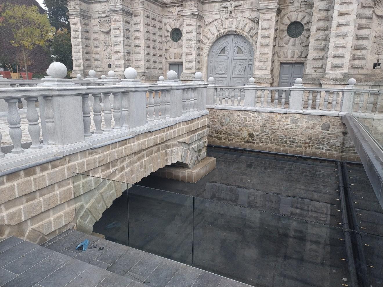 Parvis de la tour de Saint-Amand-les-Eaux