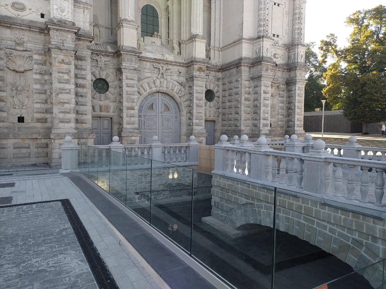 Parvis de la tour de Saint-Amand-les-Eaux