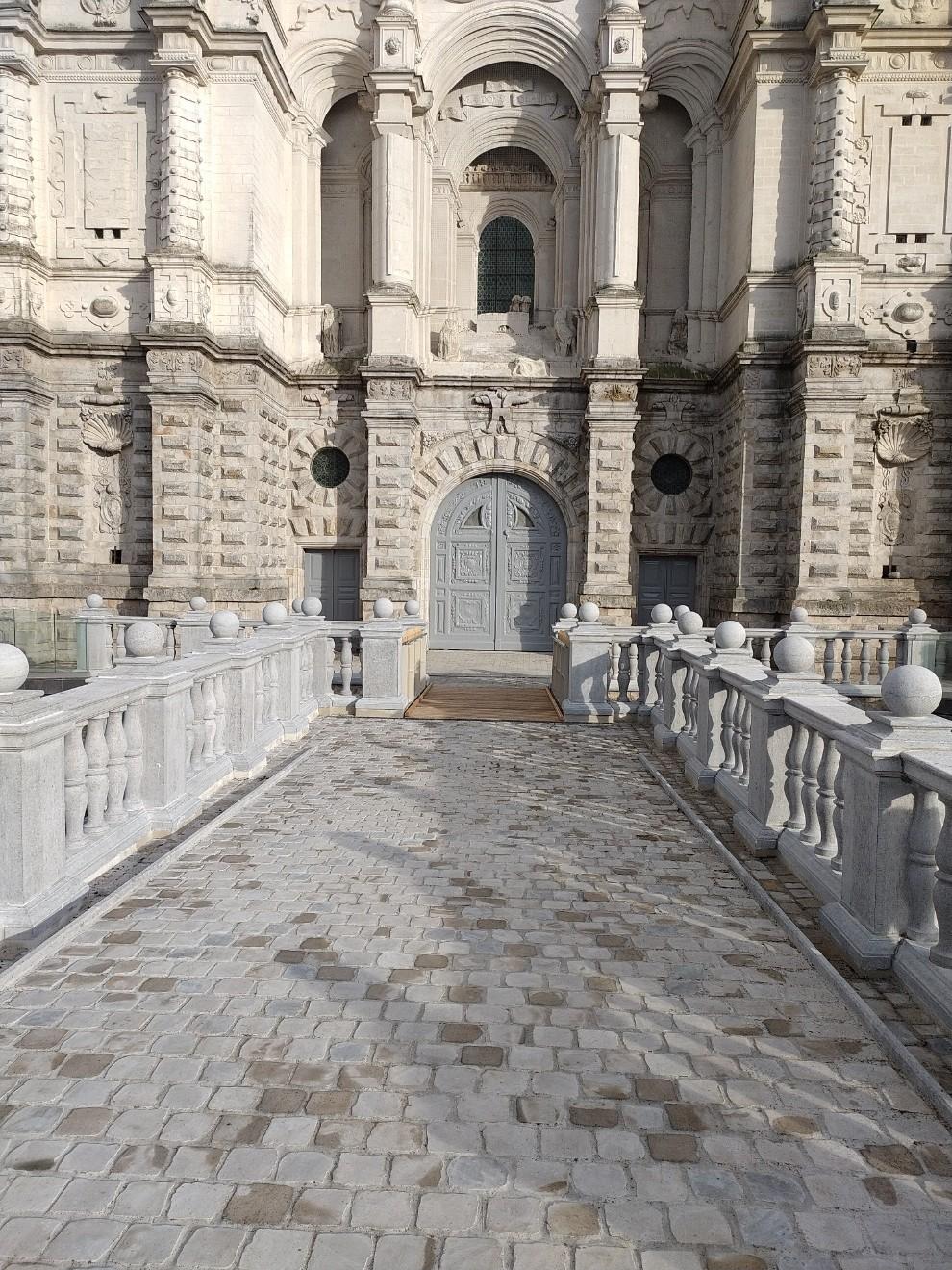 Parvis de la tour de Saint-Amand-les-Eaux